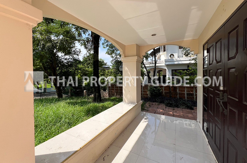 House with Shared Pool in Srinakarin 